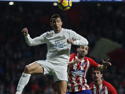 Cristiano Ronaldo a Juanfran vo vzdušnom súboji