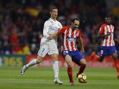 Cristiano Ronaldo a Juanfran v súboji o loptu