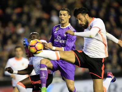 Ezequiel Garay a Cristiano Ronaldo v súboji o loptu