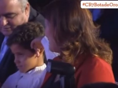 Cristiano junior ukazuje svojmu otcovi prostredník