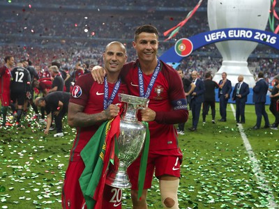 Cristiano Ronaldo so spoluhráčmi a ich radosť z trofeje pre majstrov Európy