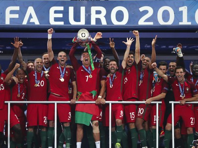 Cristiano Ronaldo so spoluhráčmi a ich radosť z trofeje pre majstrov Európy