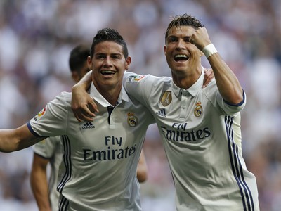Cristiano Ronaldo oslavuje s Jamesom Rodríguezom svoj gól