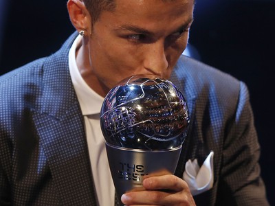 Cristiano Ronaldo s trofejou pre najlepšieho hráča FIFA