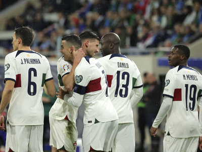 Futbalisti Portugalska oslavujú gól Cristiana Ronalda