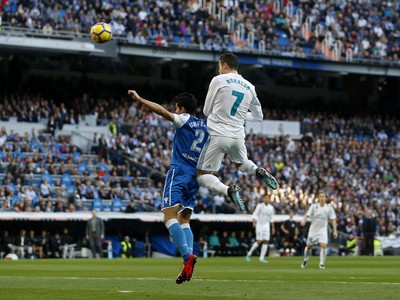 Cristiano Ronaldo a Juanfran Moreno vo vzdušnom súboji