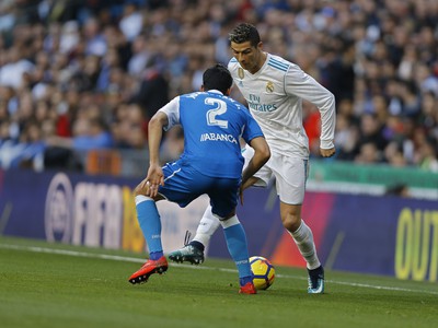 Cristiano Ronaldo a Juanfran Moreno v súboji o loptu