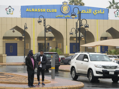 Ľudia stoja pred futbalovým klubom Al-Nassr FC v saudskoarabskom Rijáde