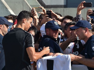 Cristiana Ronalda na prvom tréningu Juventusu privítala stovka fanúšikov