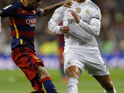 Dani Alves a Cristiano Ronaldo v súboji o loptu