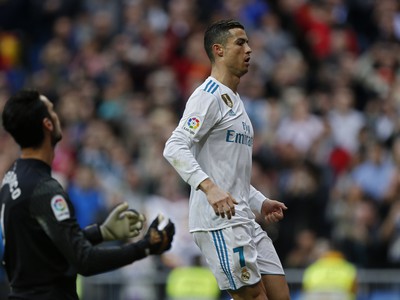 Cristiano Ronaldo premieňa pokutový kop Realu, prekonaný brankár FC Sevilla Sergio Rico