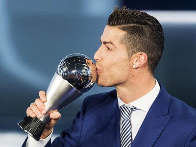 Cristiano Ronaldo s trofejou FIFA pre najlepšieho hráča