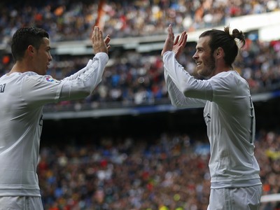 Gareth Bale a Cristiano Ronaldo oslavujú gól Realu