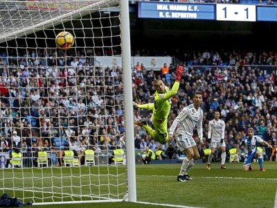 Gareth Bale (v pozadí) prekonáva brankára La Corune