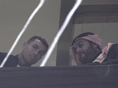 Cristiano Ronaldo sleduje zápas Al-Nassr - Miami z tribúny