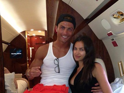 Cristiano Ronaldo v luxusnom súkromnom lietadle s priateľkou Irinou Shayk