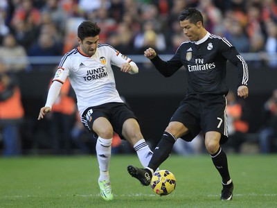 Cristiano Ronaldo a Javi Fuego v boji o loptu 