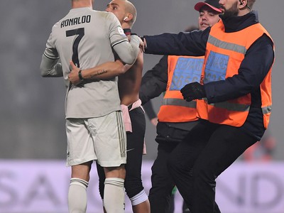 Cristiana Ronalda objal odvážny fanúšik, ktorý narušil zápas