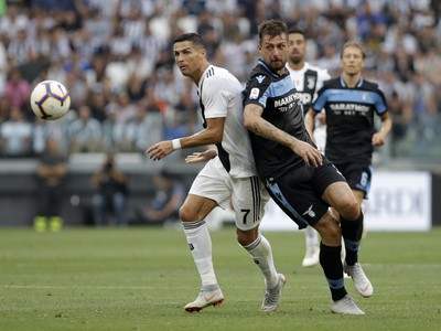 Cristiano Ronaldo a Francesco Acerbi v súboji o loptu