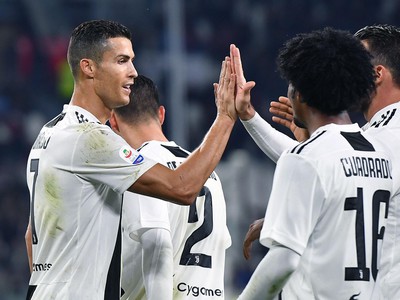 Cristiano Ronaldo a Juan Cuadrado oslavujú gól Juventusu