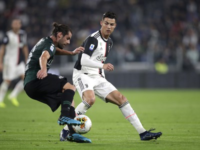Cristiano Ronaldo v súboji s Andreom Polim