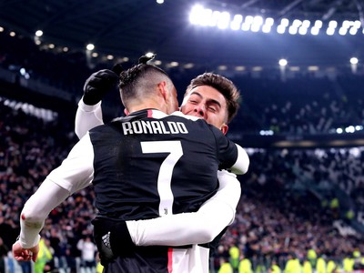 Cristiano Ronaldo a Paulo Dybala oslavujú gól Juventusu