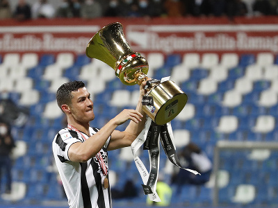 Cristiano Ronaldo pózuje s trofejou Coppa Italia