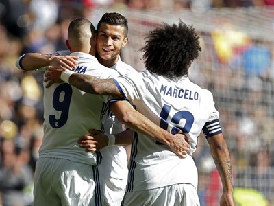 Karim Benzema, Cristiano Ronaldo a Marcelo oslavujú gól Realu