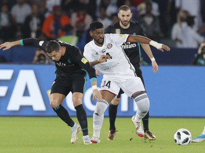 Cristiano Ronaldo a Eissa Mohamed v súboji o loptu, v pozadí Karim Benzema