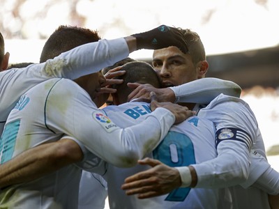 Cristiano Ronaldo (vpravo) so spoluhráčmi oslavuje gól Realu