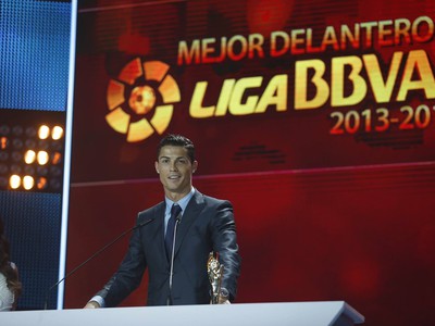 Cristiano Ronaldo si prevzal ocenenie za najlepšieho hráča La Ligy
