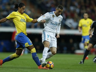 Cristiano Ronaldo a Mauricio Lemos v súboji o loptu