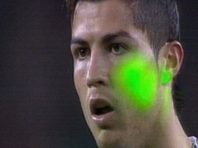 Cristiano Ronaldo oslepovaný laserom