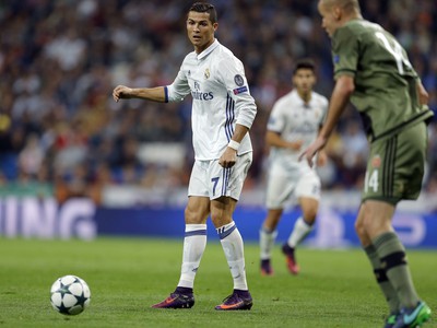 Cristiano Ronaldo sleduje loptu