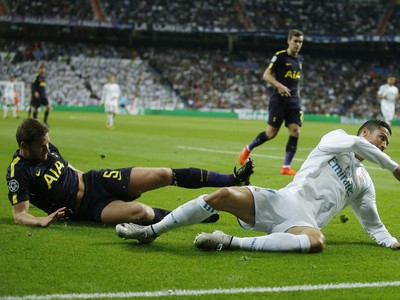 Cristiano Ronaldo a Jan Vertonghen v súboji