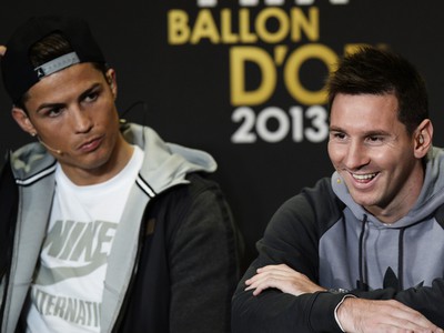 Cristiano Ronaldo a Lionel Messi počas tlačovej konferencii k vyhlasovaniu ankety Zlatá lopta