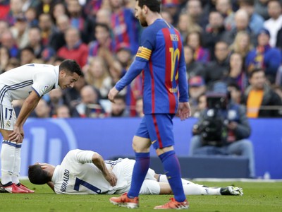 Lucas Vázquez nad zraneným Cristianom Ronaldom, v popredí Lionel Messi