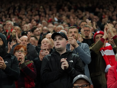 V siedmej minúte zaplnený štadión Anfield dlhým potleskom vyjadrili na diaľku podporu hviezde hosťujúceho klubu Cristianovi Ronaldovi