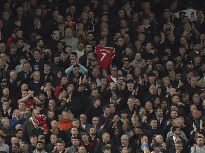 V siedmej minúte zaplnený štadión Anfield dlhým potleskom vyjadrili na diaľku podporu hviezde hosťujúceho klubu Cristianovi Ronaldovi
