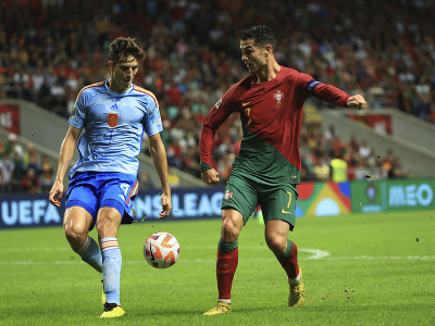 Portugalský futbalista Cristiano Ronaldo a Španiel Pau Torres bojujú o loptu 