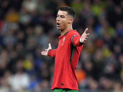 Cristiano Ronaldo reaguje počas zápasu