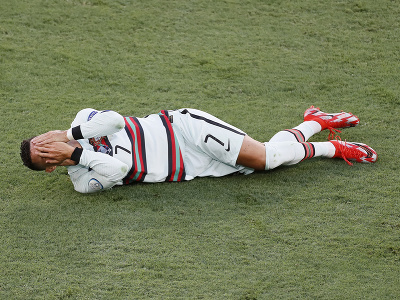 Cristiano Ronaldo v bolestiach na trávniku