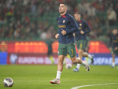 Kapitán portugalskej futbalovej reprezentácie Cristiano Ronaldo sa rozcvičuje pred kvalifikačným zápasom záverečného 10. kola J-skupiny ME 2024 Portugalsko - Island