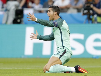 Cristiano Ronaldo gestikuluje smerom ku rozhodcovi 
