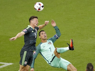 Cristiano Ronaldo a jeho pokus o nožničky 