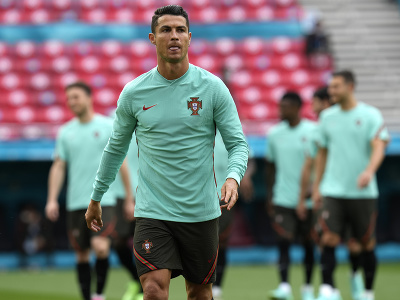Portugalský futbalista Cristiano Ronaldo na predzápasovom tréningu