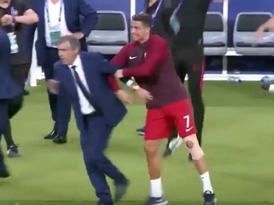 Cristiano Ronaldo a odtláča trénera Fernanda Santosa