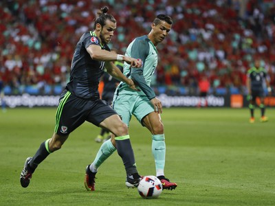 Gareth Bale a Cristiano Ronaldo v súboji o loptu 