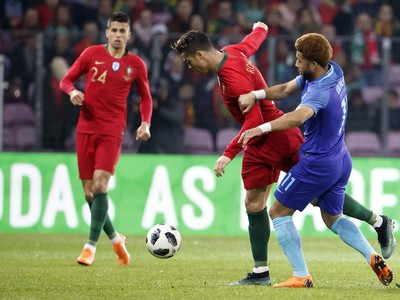 Cristiano Ronaldo a Tonny Vilhena v súboji o loptu