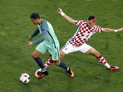 Cristiano Ronaldo a Ivan Perišič v súboji